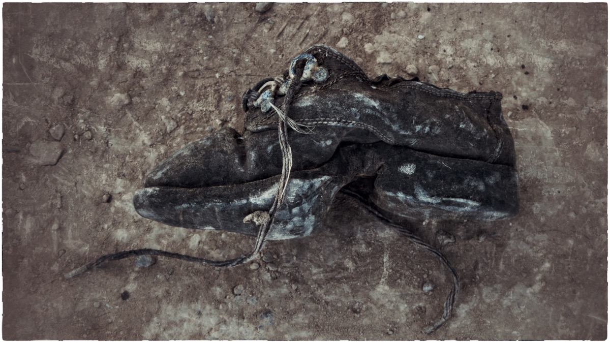 Reportaje Caminados, con decenas de zapatos encontrados en el campo