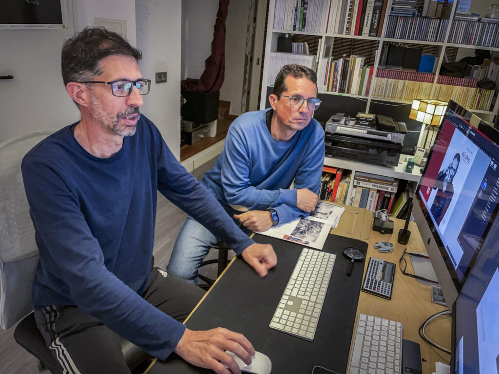 En el estudio de Dani Fajardo maquetando el libro