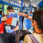 Reparto de mascarillas en servicios públicos en Granada en estado de alerta por el coronavirus.