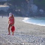 Una turista en una playa de Granada en estado de alerta por el coronavirus.