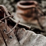 Serie "Caminados", fotografias de calzado encontrado en diversos lugares.