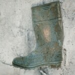 Serie "Caminados", fotografias de calzado encontrado en diversos lugares.