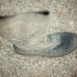 Serie "Caminados", fotografias de calzado encontrado en diversos lugares.