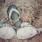 Serie "Caminados", fotografias de calzado encontrado en diversos lugares.