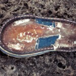 Serie "Caminados", fotografias de calzado encontrado en diversos lugares.