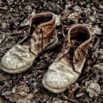 Serie "Caminados", fotografias de calzado encontrado en diversos lugares.